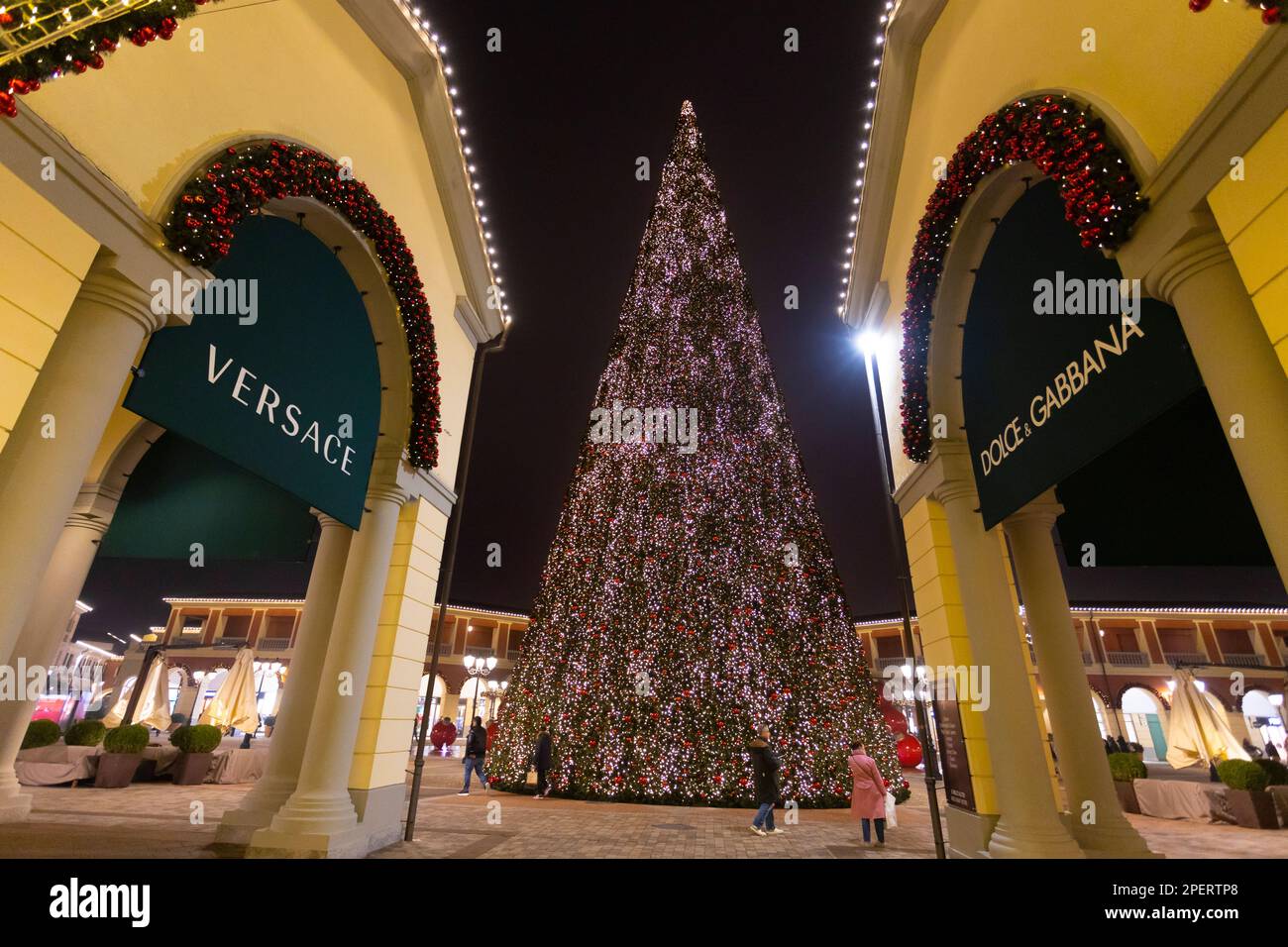 SERRAVALLE SCRIVIA, ITALIE, 28 DÉCEMBRE 2022 - Centre commercial 'Serravalle Outlet' les jours de Noël, province d'Alessandria, Piémont, Italie Banque D'Images