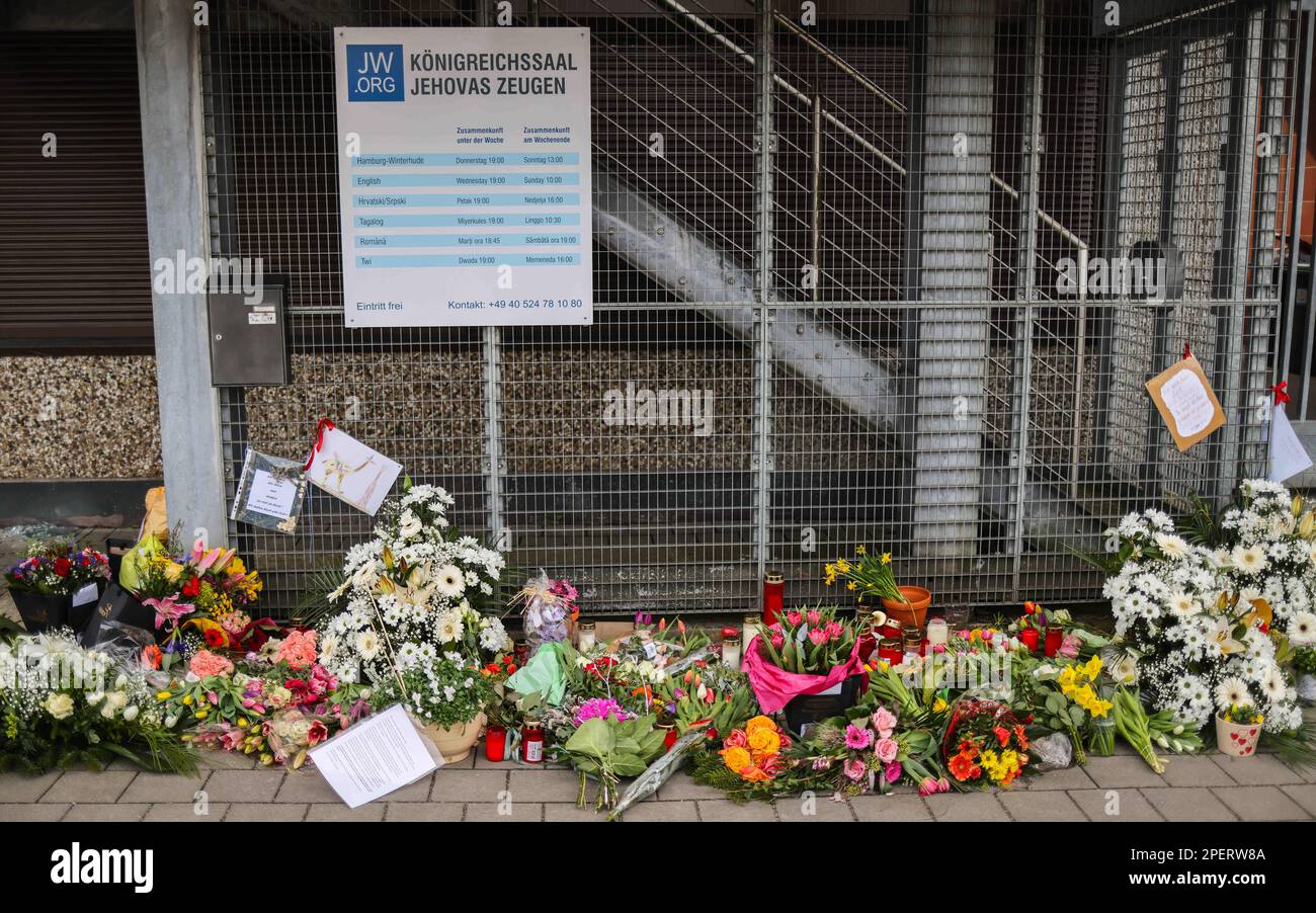 Hambourg, Allemagne. 16th mars 2023. Des fleurs et des bougies sont vues devant l'entrée d'un centre communautaire témoin de Jéhovah. Une semaine après les rapaces avec huit morts aux témoins de Jéhovah à Hambourg, la police cherche aussi des complices possibles. Sur 19 mars 2023, les victimes du rampage seront commémorées lors d'un événement œcuménique à l'église principale de Saint-Jean Petri (Michel) à Hambourg. Credit: Christian Charisius/dpa/Alay Live News Banque D'Images