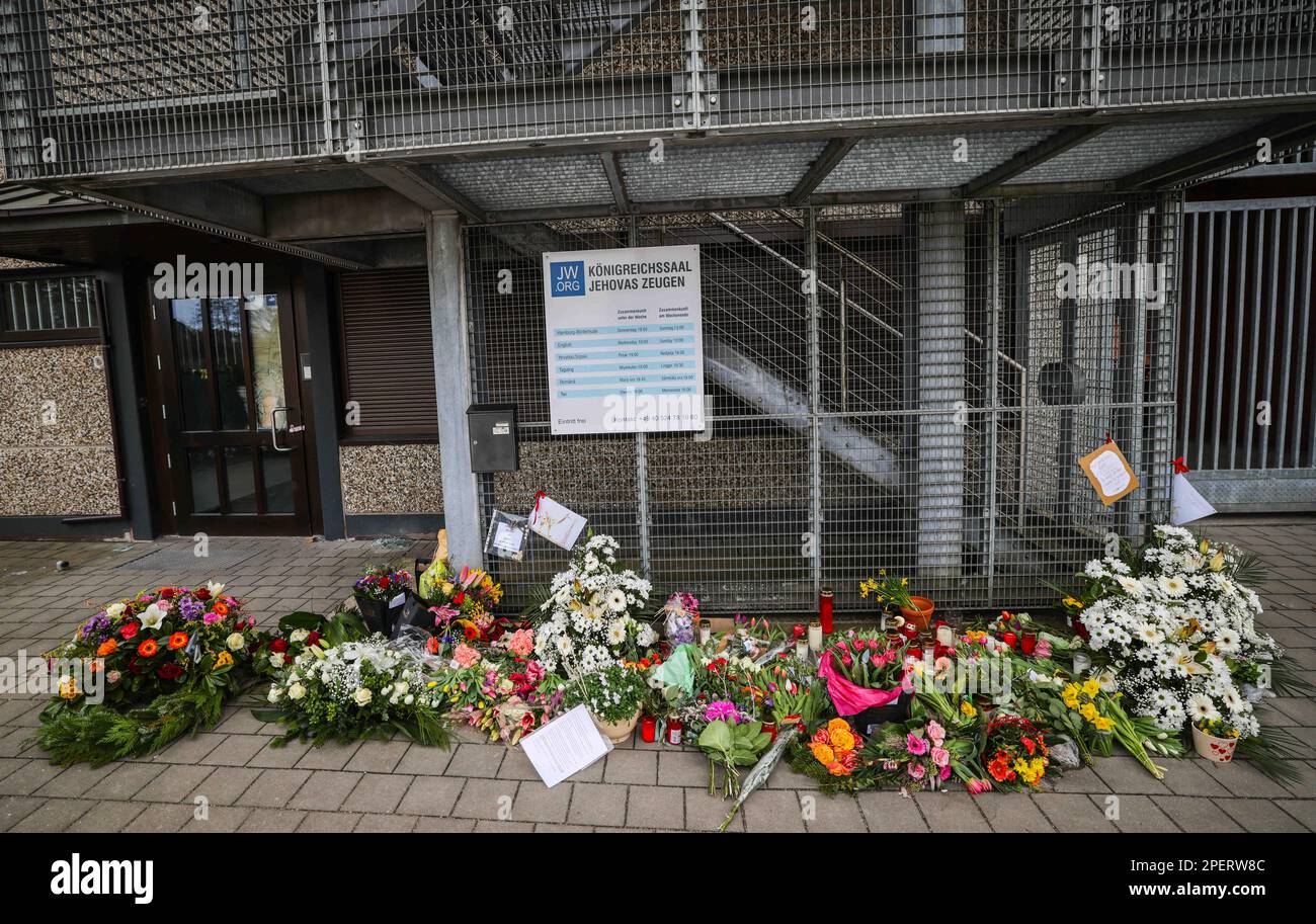 Hambourg, Allemagne. 16th mars 2023. Des fleurs et des bougies sont vues devant l'entrée d'un centre communautaire témoin de Jéhovah. Une semaine après les rapaces avec huit morts aux témoins de Jéhovah à Hambourg, la police cherche aussi des complices possibles. Sur 19 mars 2023, les victimes du rampage seront commémorées lors d'un événement œcuménique à l'église principale de Saint-Jean Petri (Michel) à Hambourg. Credit: Christian Charisius/dpa/Alay Live News Banque D'Images