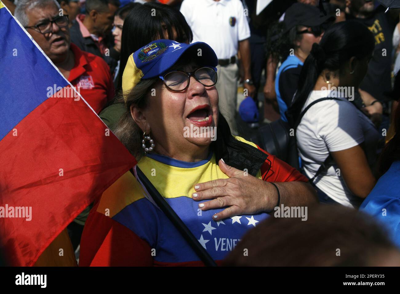 Les enseignants, les retraités, les travailleurs du secteur de la santé et les fonctionnaires sont toujours dans la rue, et ils se battent depuis trois mois ce mercredi, à 15 mars, dans la ville de Maracaibo, au Venezuela. Ils ont marché aux bureaux de l'inspection du travail, pour exiger du gouvernement du Président Nicolás Maduro des salaires décents, de meilleures écoles, ainsi que la signature d'un contrat collectif, qui leur donne la protection alimentaire, et la santé pour eux et leurs familles. Ils promettent de continuer dans le combat sans crainte malgré l'intimidation des licenciements. (Photo de Humberto Mateus/Sipa USA) Banque D'Images