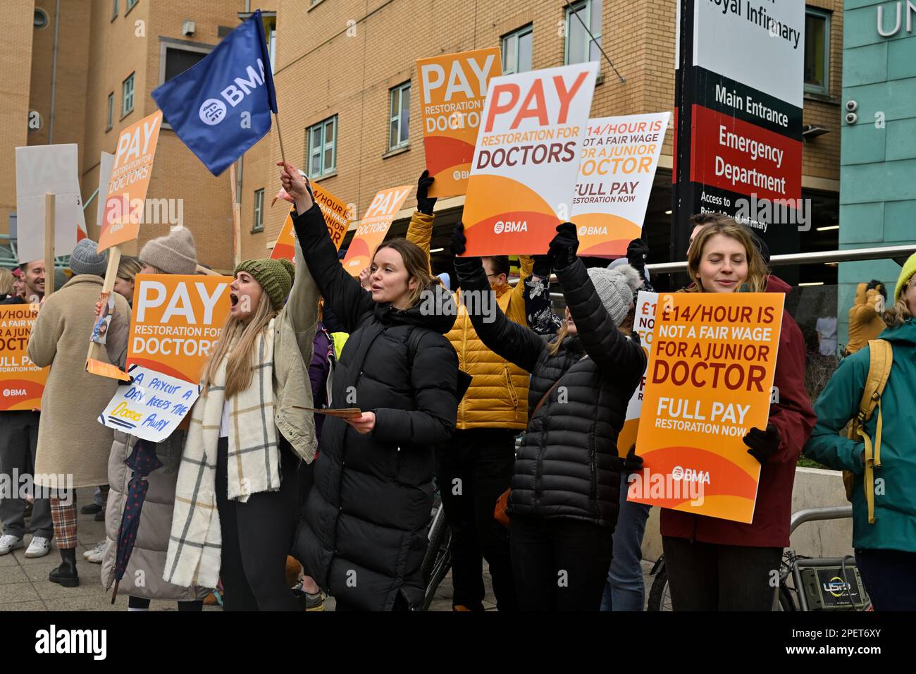 Les jeunes médecins en grève sur la rémunération devant l'infirmerie royale de Bristol, Bristol, Angleterre, Royaume-Uni, 15 mars 2023. Médecins juniors membres du Medi britannique Banque D'Images