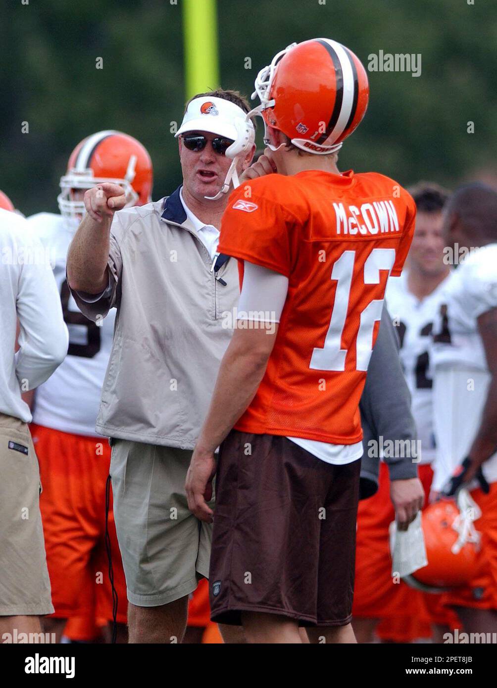 Cleveland Browns coach Butch Davis talks with rookie quarterback Luke McCown, out of Louisiana Tech, during the opening of training camp at the team's training facility Friday, July 30, 2004, in Berea, Ohio. (AP Photo/Luke Palmisano) Banque D'Images
