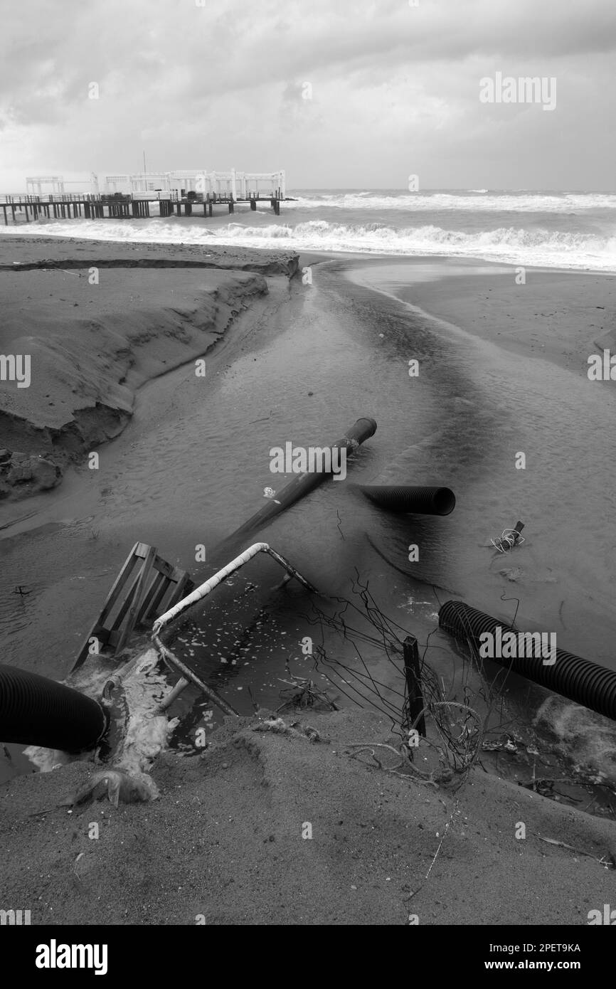 Eaux usées industrielles, le pipeline déverse des déchets industriels liquides dans la mer, sur une plage de la ville. Des eaux usées sales s'écoulent d'un tuyau d'égout en plastique Banque D'Images
