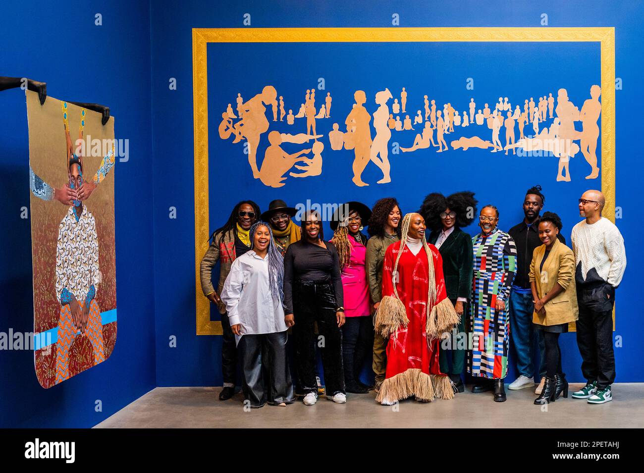 Londres, Royaume-Uni. 16th mars 2023. Les artistes - Femi Dawkins, Ayesha Feisal, Àsìkò, Emily Moore, Adelaide Datoah, Phoebe Boswell, Péjú Oshin (conservateur), Elsa James, Sharon Walters, Tunji Adeniyi-Jones, ENAM Gbewonyo et Victor Ehikhamenor - avec Mary Evans, le reste est Histoire, 2023, et Patrick Quarm, ne vous voyez pas, ne vous entendez pas, ne vous parlez pas, 2022 - droits de passage, une exposition collective de 19 artistes explorant la migration, l'identité et l'appartenance à la rue Gagossienne Britannia, Londres. Crédit : Guy Bell/Alay Live News Banque D'Images