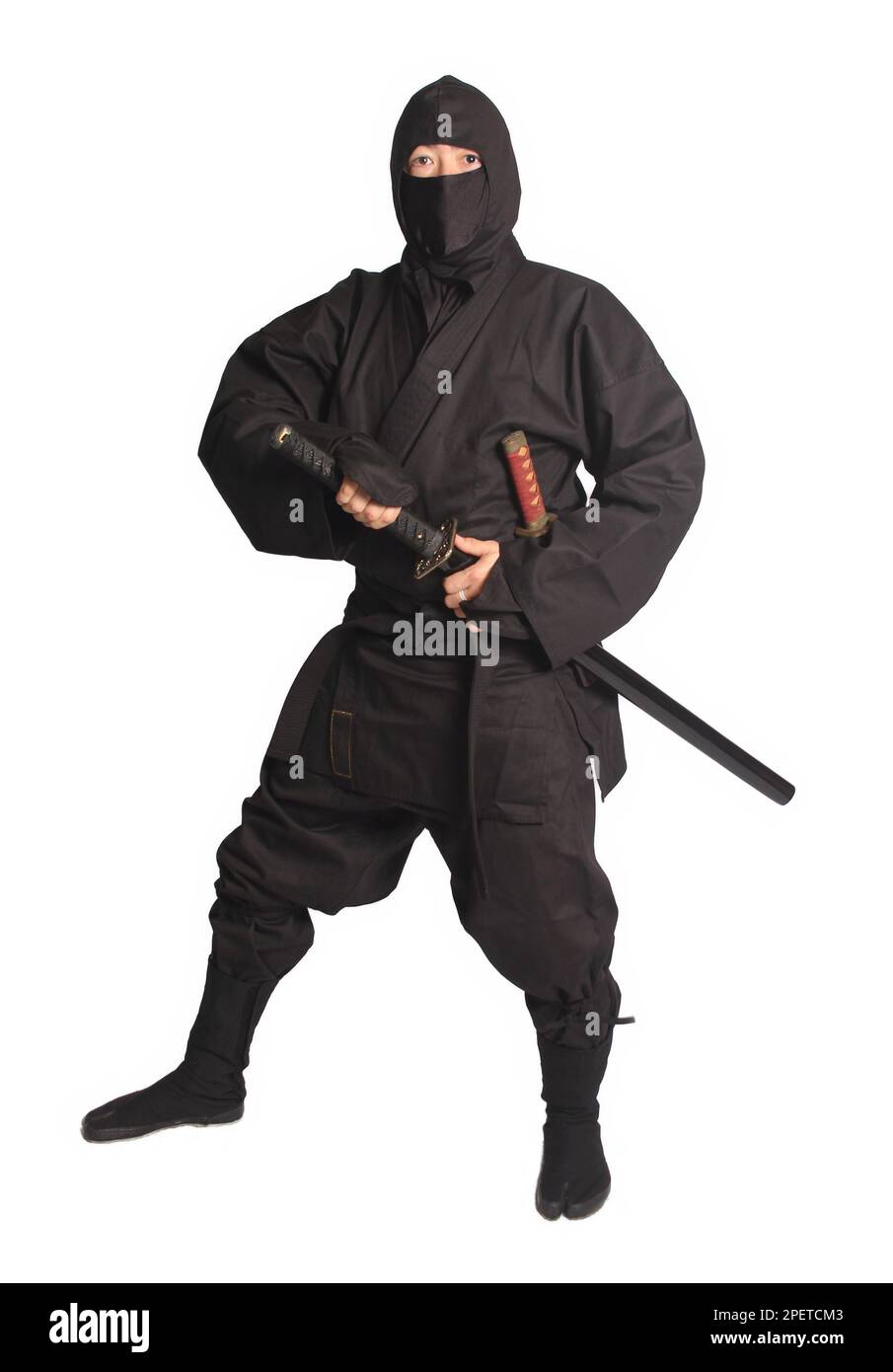 Homme asiatique portant Ninja Martial Arts uniforme isolé sur fond blanc Banque D'Images