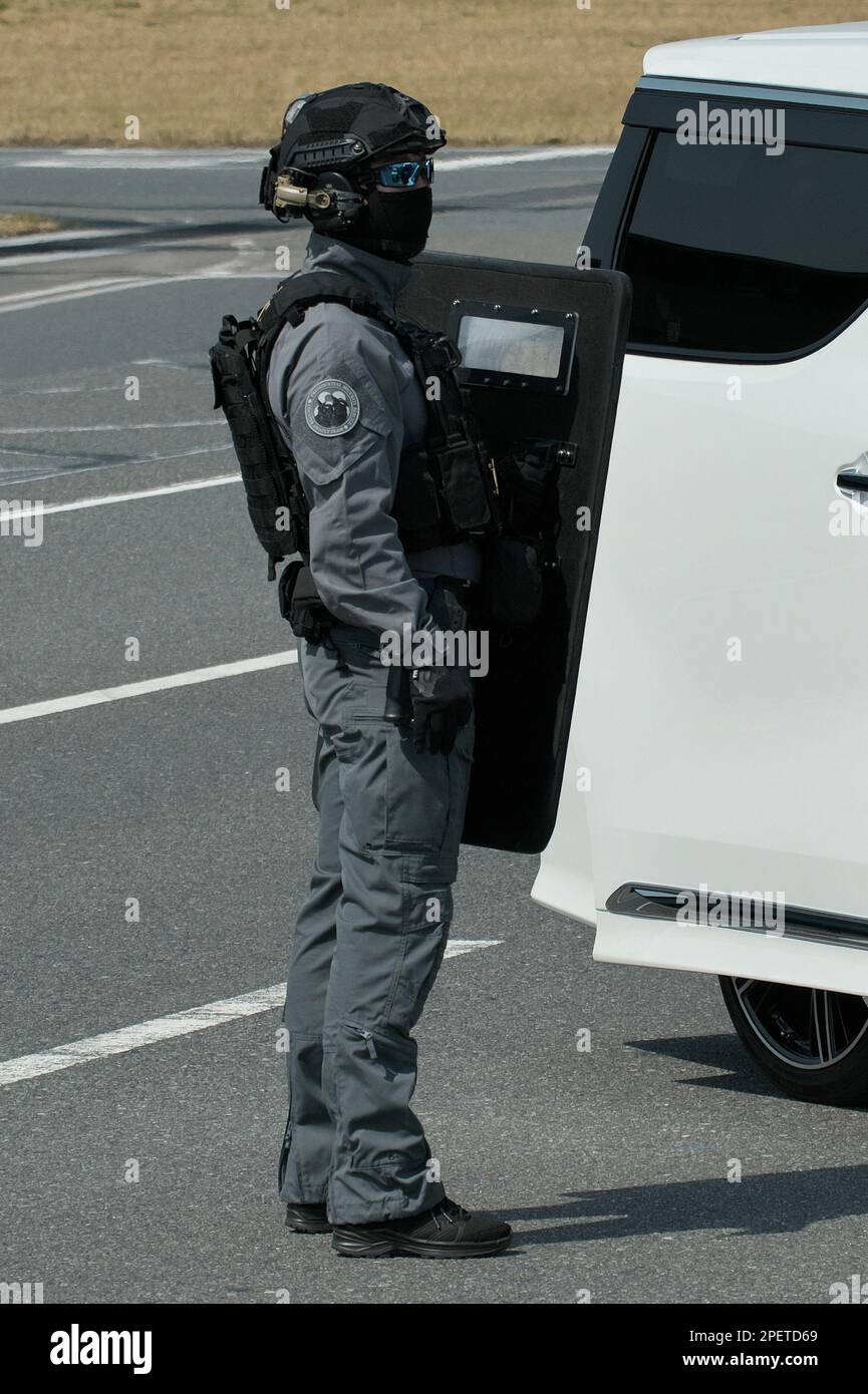 Tokyo, Japon. 16th mars 2023. Un membre du CAT (Counter Assault Team) du service de sécurité présidentiel sud-coréen garde lors d'une arrivée du président sud-coréen Yoon Suk-yeol à l'aéroport international de Tokyo, au Japon, jeudi, 16 mars 2023. Photo par Keizo Mori/UPI crédit: UPI/Alay Live News Banque D'Images