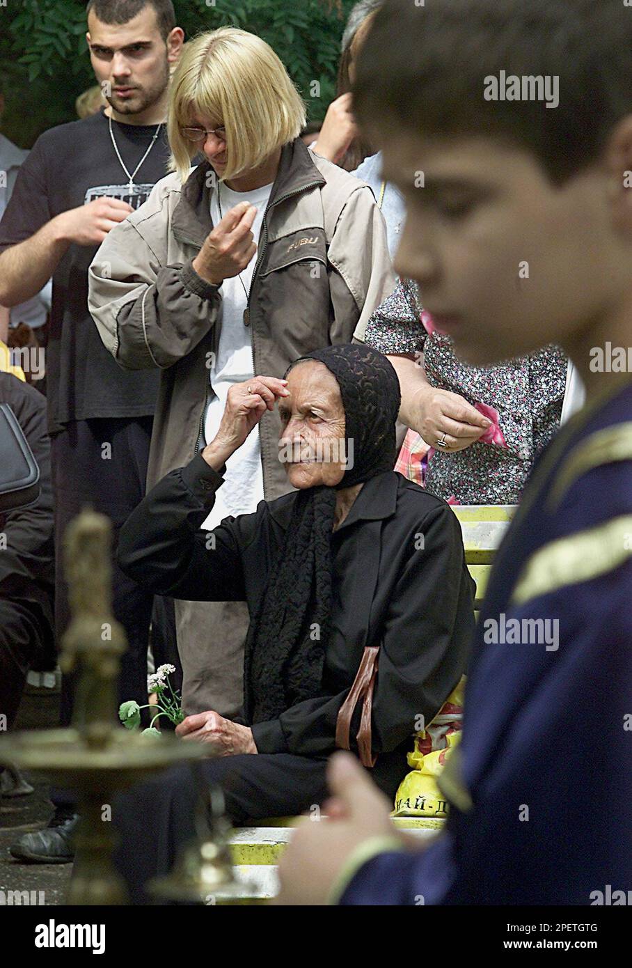 Bulgarians pray during an open air mass in front of St. Sofia church on Sunday, July 25, 2004 in downtown Sofia, Bulgaria. Police stormed some 250 churches countrywide early Thursday to take forcefully out the last opponents of Patriarch Maxim and hand over the keys to priests loyal to the head of Bulgaria's Orthodox Church. (AP Photo/Dimitar Deinov) Banque D'Images