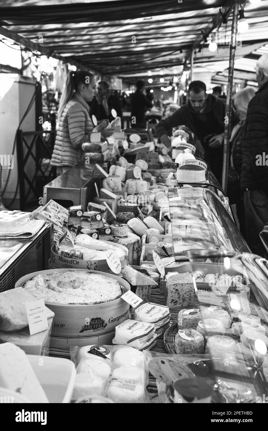 Saint-Maur-des-fosses, France - 8 octobre 2022 : les gens achètent du fromage et d'autres produits laitiers dans une cale de fromages sur un marché de producteurs de rue. Noir blanc Banque D'Images