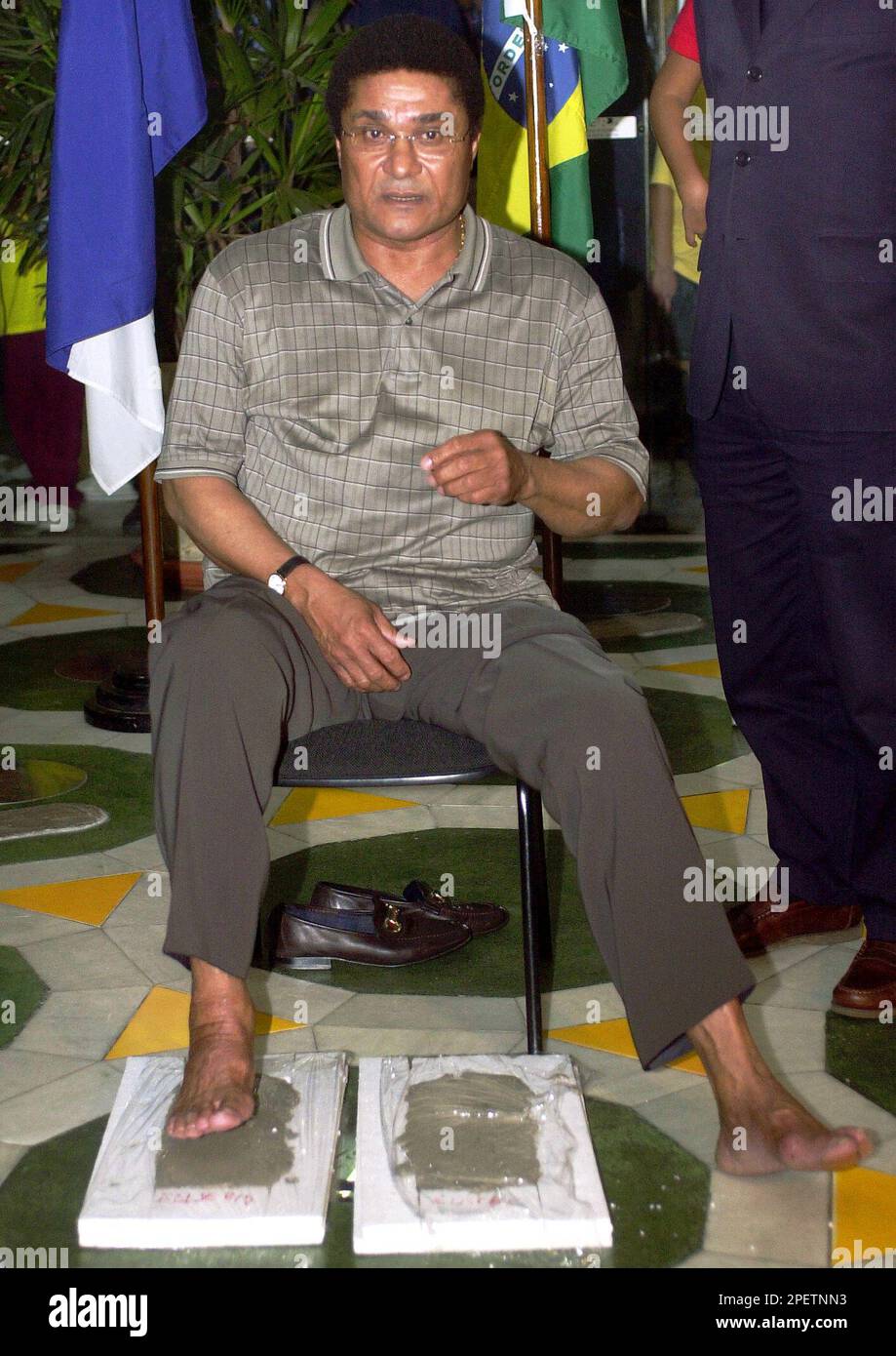 Portuguese soccer legend Eusebio Ferreira da Silva leaves his footprint in the Brazilian Hall of Fame at Maracana soccer stadium, Rio de Janeiro, Brazil, Tuesday, July 21, 2004. Dozens of former stars, including Pele and Garrincha , are remembered in the gallery. (AP Photo/Renzo Gostoli) Banque D'Images