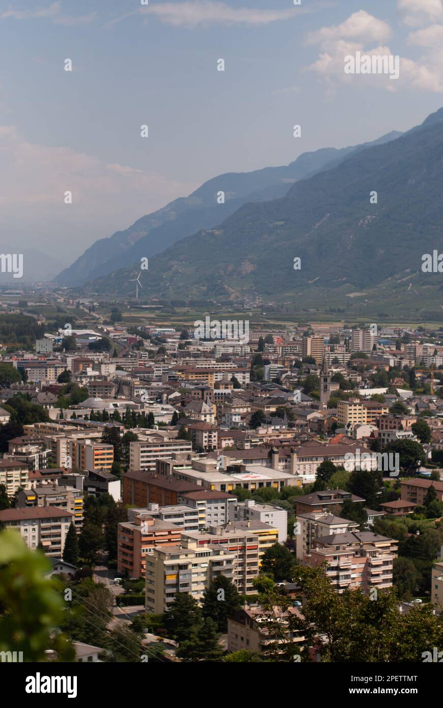 Vue sur la ville en montagne dans les Alpes par beau temps Banque D'Images