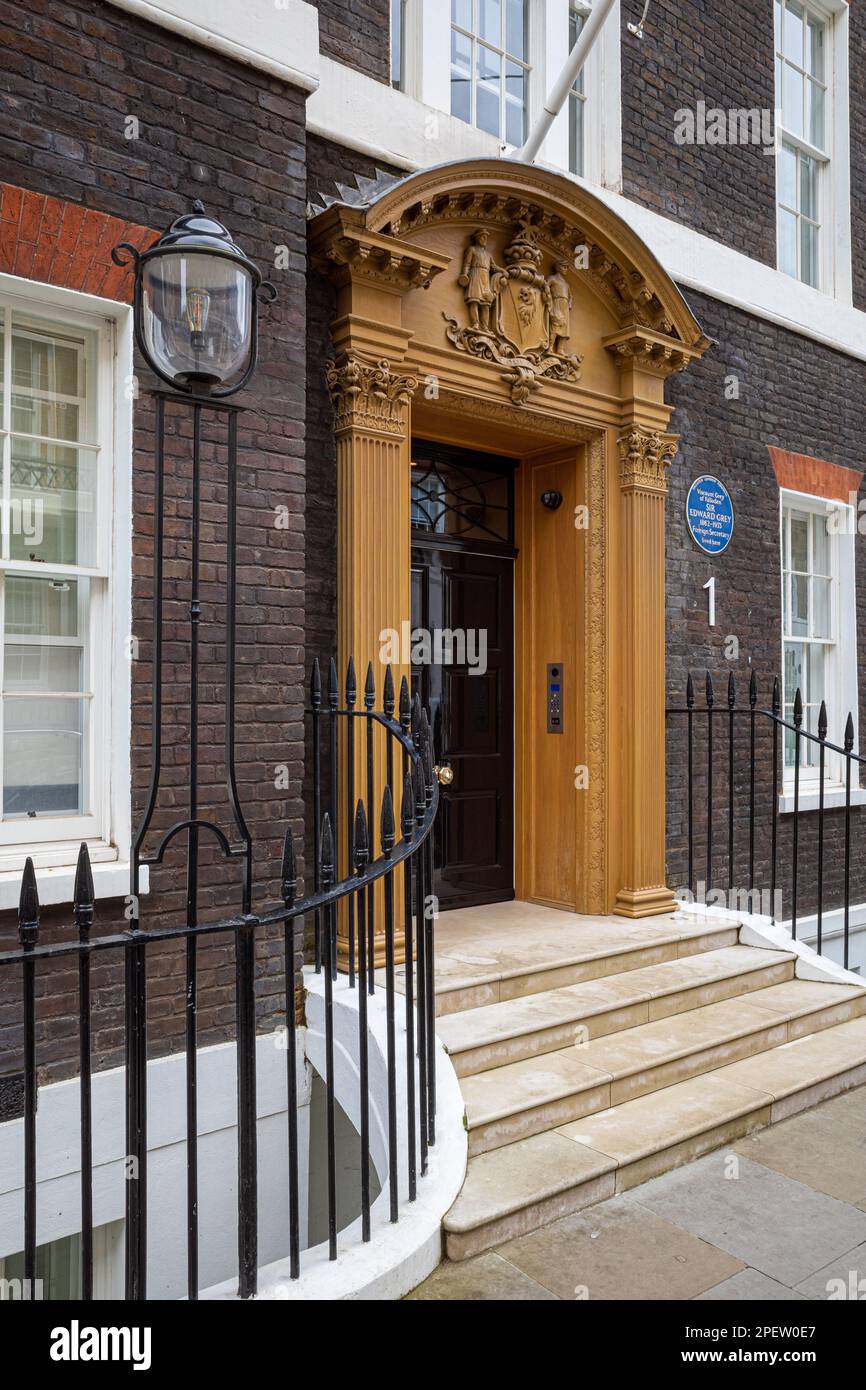 Plaque bleue de Sir Edward Grey porte de la reine Anne, Westminster, Londres - le vicomte Gray de Falloden SIR EDWARD GRAY 1862-1933 le ministre des Affaires étrangères a vécu ici Banque D'Images