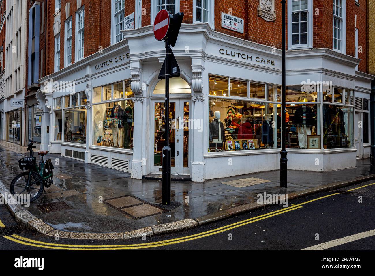 Clutch Cafe London - Clutch Cafe 78 Great Portland St London vend une sélection de vêtements, de publications et d'accessoires du patrimoine japonais. Banque D'Images