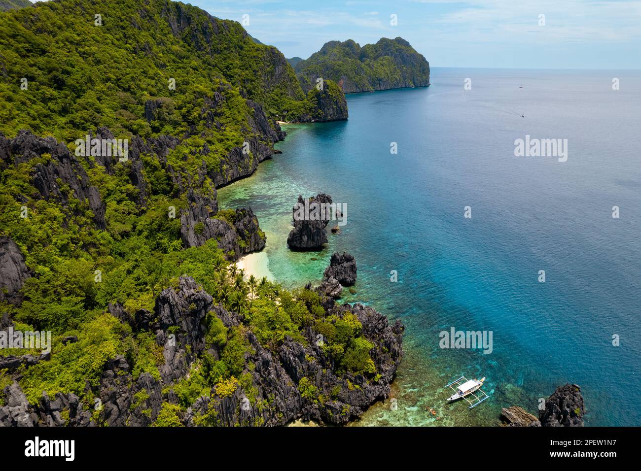 Photographie panoramique aérienne des îles rocheuses avec forêt vierge aux Philippines, lagon secret Banque D'Images