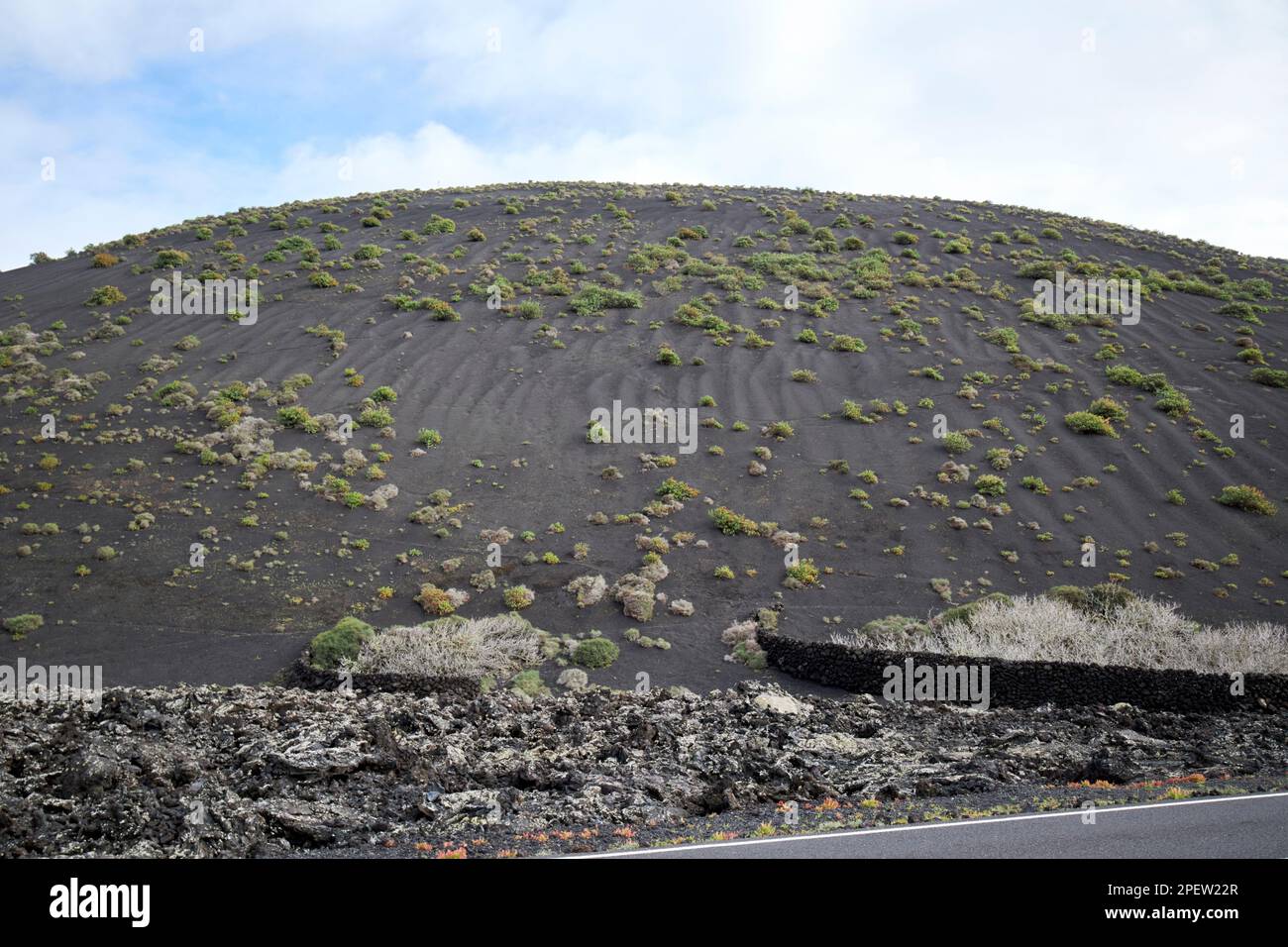 picon couvrait une petite caldeira pleine de végétation d'hiver Parque nacional de timanfaya Lanzarote, îles Canaries, Espagne Banque D'Images
