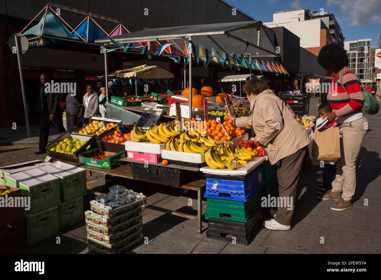 Arrêt de fruits dans le marché en plein air de Moore St, Dublin Banque D'Images