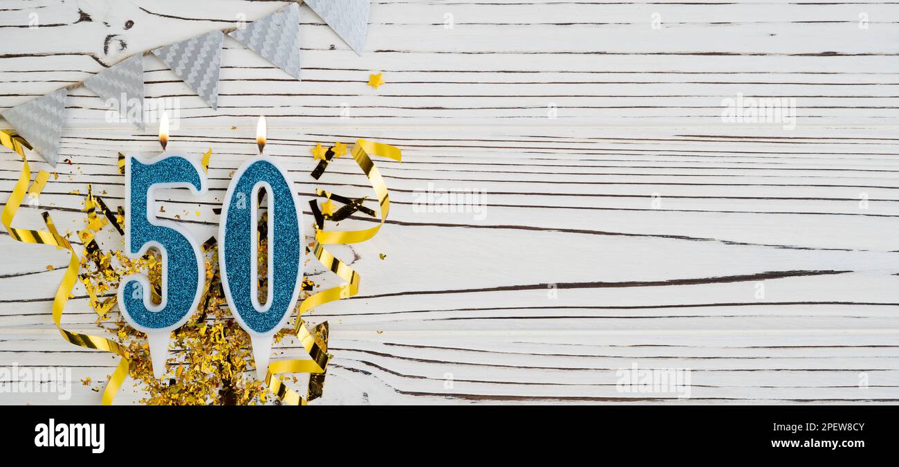 Numéro de bougie bleu, chiffre cinquante. Carte de vœux d'anniversaire avec inscription 50. Concept anniversaire. Vue de dessus. Chiffre sur fond blanc en bois Banque D'Images