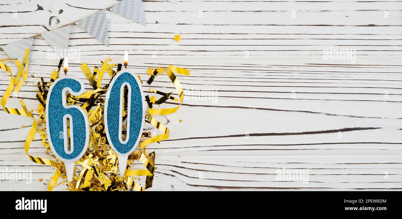 Numéro de bougie bleu, chiffre soixante. Carte de vœux d'anniversaire avec inscription 60. Concept anniversaire. Vue de dessus. Chiffre sur fond blanc en bois Banque D'Images