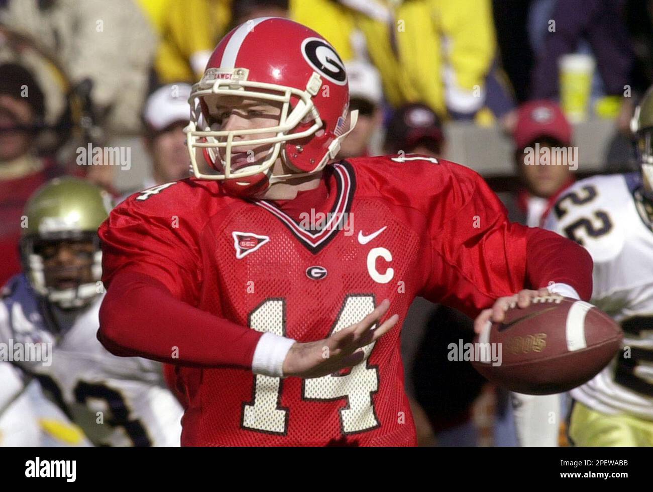 ** ADVANCE FOR WEEKEND, JULY 10-11 - FILE ** Georgia quarterback David Greene drops back to pass against Georgia Tech in this Nov. 29, 2003 file photo, in Atlanta. Preseason football magazines hitting the racks this summer are high on Georgia's football team for 2004 season. (AP Photo/John Bazemore, file) Banque D'Images