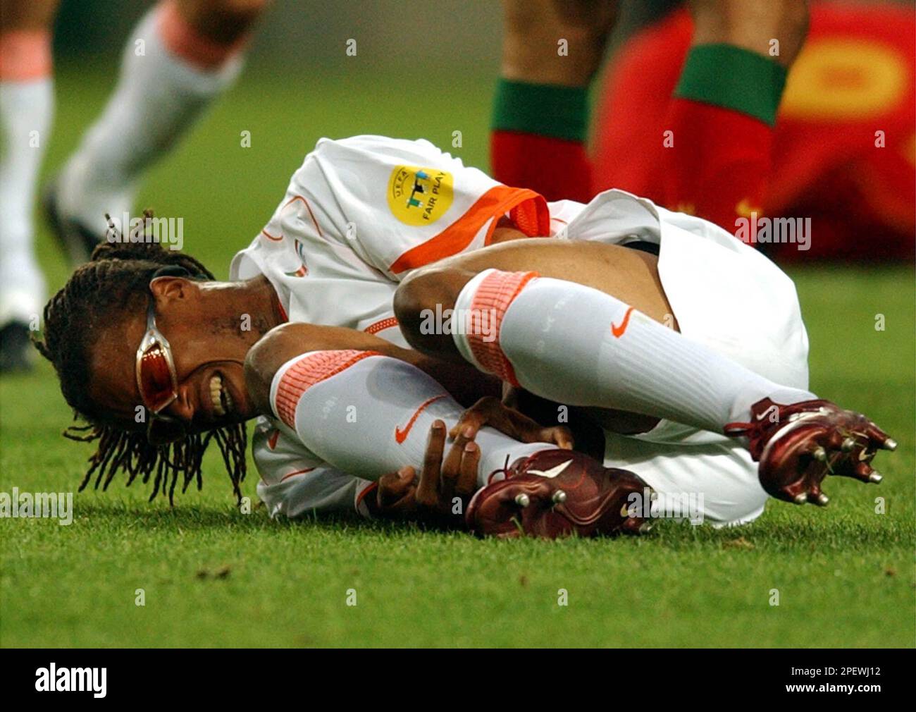 Dutch midfielder Edgar Davids grimaces in pain during the EURO 2004 semifinal match between Portugal and the Netherlands, at the Jose Alvalade stadium in Lisbon, Portugal, Wednesday, June 30, 2004. (AP Photo/Luca Bruno) ** FOR EDITORIAL USE ONLY NO WIRELESS COMMERCIAL OR PROMOTIONAL LICENSING PERMITTED ** Banque D'Images