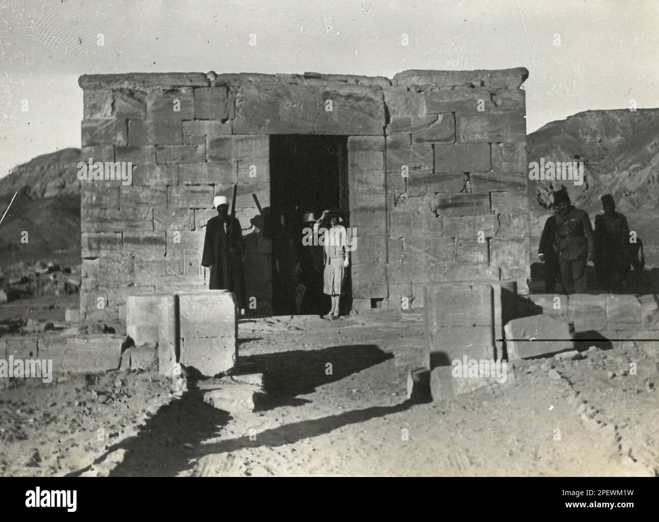 A L'ATTENTION DES ÉDITEURS - PHOTOS DE DOCUMENTS - USAGE ÉDITORIAL SEULEMENT - CRÉDIT OBLIGATOIRE KONINKLIJK PALEIS BRUSSEL/ PALAIS ROYAL BRUXELLES/ KONIGLICHER PALAST BRUXELLES/ PALAIS ROYAL BRUXELLES PHOTOS DE DOCUMENTS PUBLIÉES LE JEUDI 16 MARS 2023, Par le Palais Royal de Belgique montre la reine Elisabeth de Belgique en 1930 lors d'une visite au Palais d'hiver en Egypte. En 2023, la princesse Elisabeth et sa mère, la reine Mathilde, entreprennent le même voyage en Égypte que la reine Elisabeth (l'épouse du roi Albert I) et son fils Leopold - plus tard le roi Léopold III - ont fait il y a exactement 100 ans. *** Belga et Belga Editori Banque D'Images