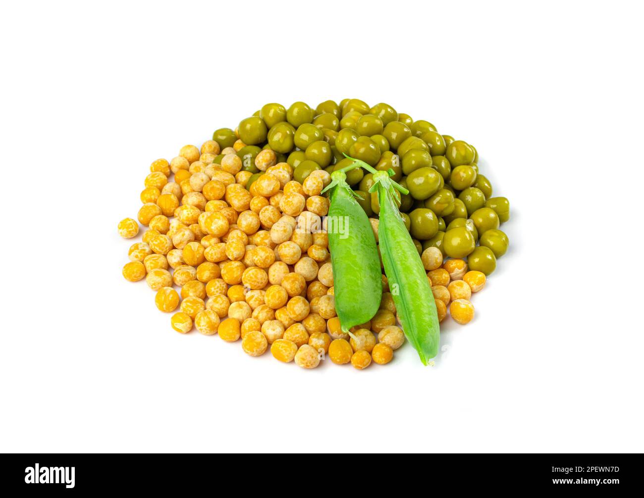 Pois secs jaunes et verts isolés, tas de pois entiers, légumineuses brutes, source de protéines, aliments sains de légumes, Pois jaunes secs sur fond blanc Banque D'Images
