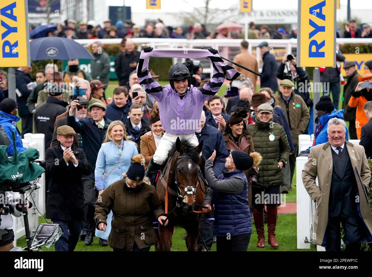 Le jockey Harry Cobden célèbre sur scène Star après avoir remporté la Chase des débutants des Turners le troisième jour du Cheltenham Festival à l'hippodrome de Cheltenham. Date de la photo: Jeudi 16 mars 2023. Banque D'Images