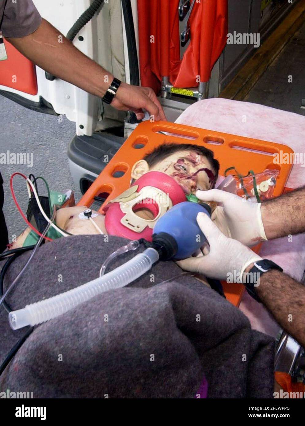 An Israeli child is rushed into the emergency room in the hospital of the soutern Israeli town of Beersheva after being wounded during a Palestinian rocket attack in the city of Sderot, also in southern Israel, Monday June 28, 2004. Palestinian militants fired two home-made rockets from Gaza at Sdetrot, an Israeli border town, killing an Israeli man and his 3-year-old grandson near the toddler's nursery school. Seven people were also wounded. (AP Photo/str) **ISRAEL OUT** Banque D'Images