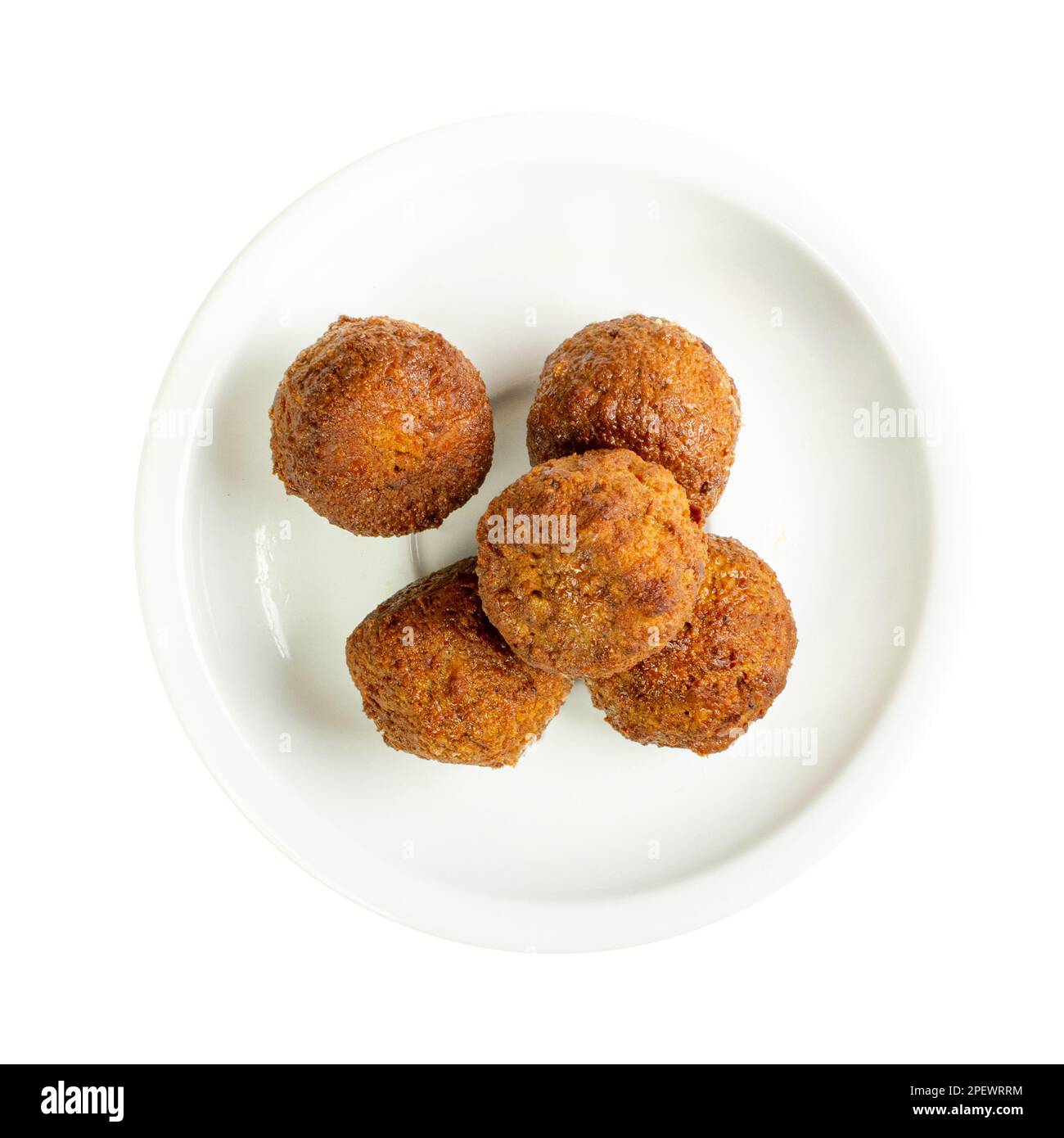 Boulettes de falafel isolées, boulettes de pois chiches frits, falafels traditionnels, nourriture halal arabe épicée, Falafel sur fond blanc Banque D'Images