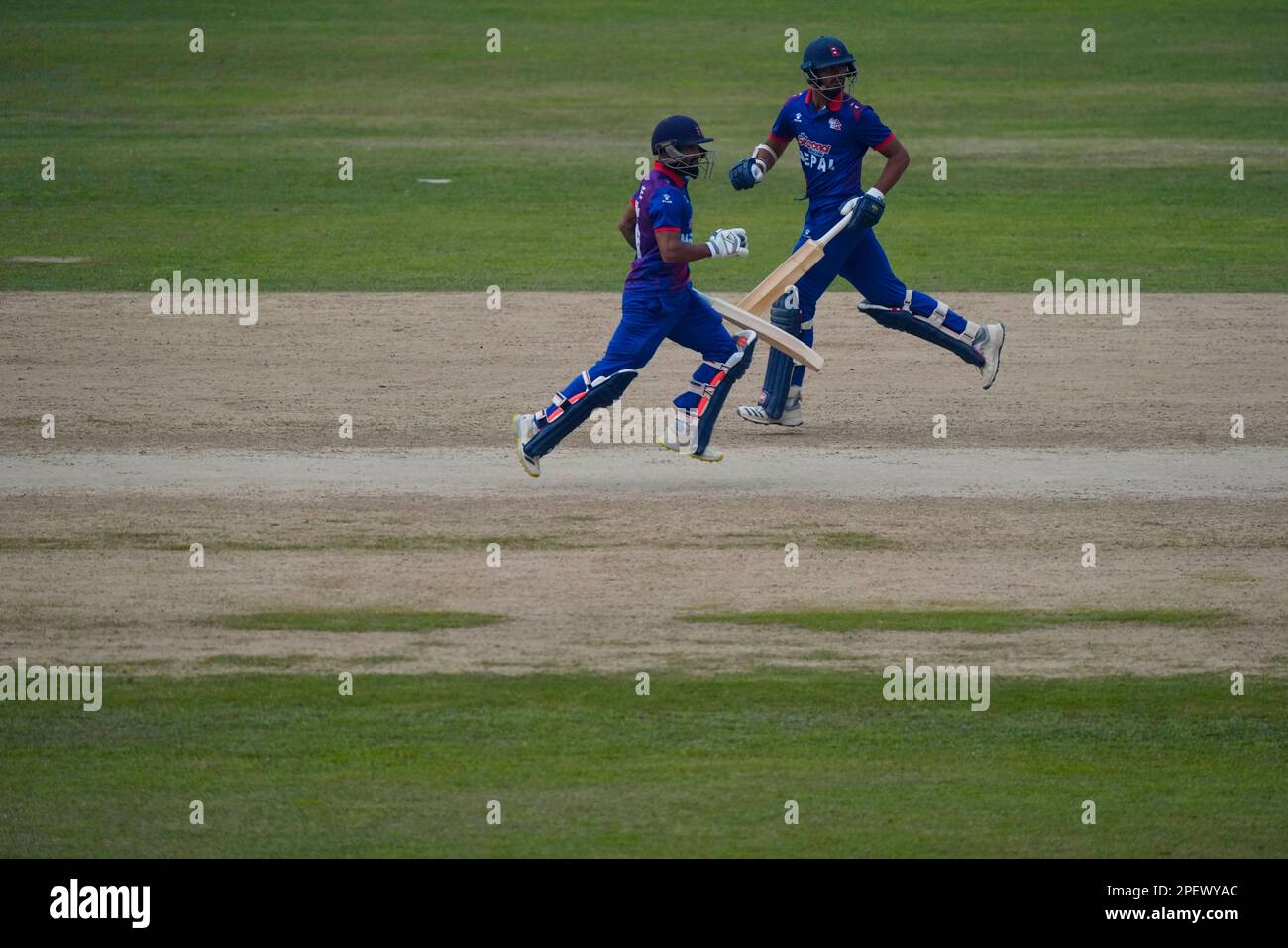 Kirtipur, Népal. 16th mars 2023. Les joueurs de cricket népalais jouent un match contre les eau au terrain de l'université Tribhuvan à Kirtipur, au Népal, jeudi, 16 mars 2023. Le Népal a créé l'histoire en se qualifiant pour les qualificatifs de la coupe du monde de l'ICC qui se tiendront au Zimbabwe après avoir battu les Émirats arabes Unis d'ici 9 passages par la méthode DLS. (Credit image: © Skanda Gautam/ZUMA Press Wire) USAGE ÉDITORIAL SEULEMENT! Non destiné À un usage commercial ! Banque D'Images