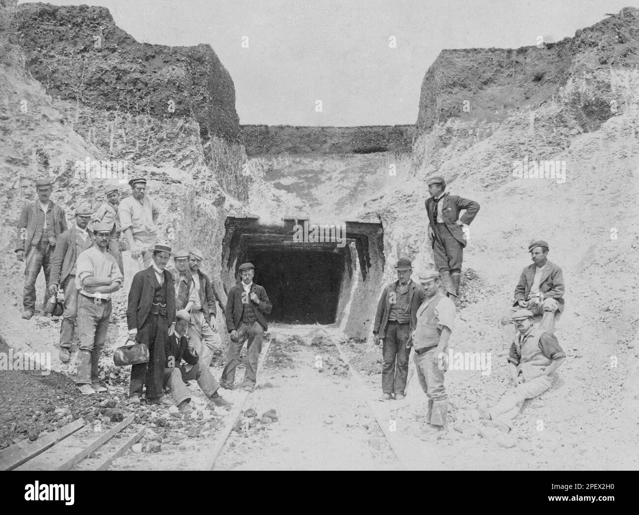 Groupe d'hommes dans un tunnel ferroviaire en construction à West Meon, Hampshire, Angleterre - 1900 Banque D'Images