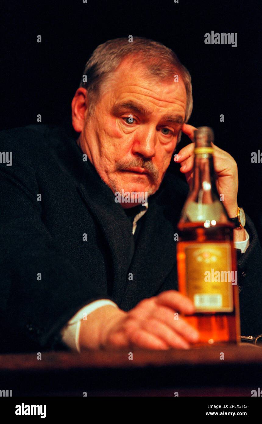 Brian Cox (John Plunkett) à DUBLIN CAROL par Conor McPherson au Old Vic Theatre, Londres SE1 22/03/2000 un Royal court Theatre conception de production: Rae Smith éclairage: Paule Constable réalisateur: Ian Rickson Banque D'Images