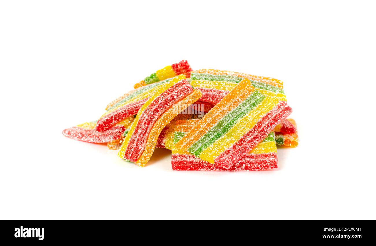 Pile de bonbons Rainbow Gummy Candy isolée, bandes de bonbons Sour Jelly en saupoudrer de sucre, malade colorée à mâcher de la marmelade à rayures, bonbons gélatine sur fond blanc Banque D'Images