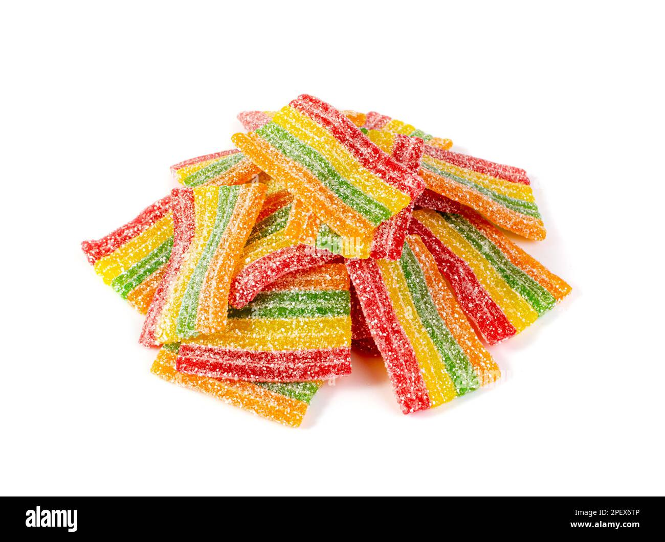 Pile de bonbons Rainbow Gummy Candy isolée, bandes de bonbons Sour Jelly en saupoudrer de sucre, malade colorée à mâcher de la marmelade à rayures, bonbons gélatine sur fond blanc Banque D'Images