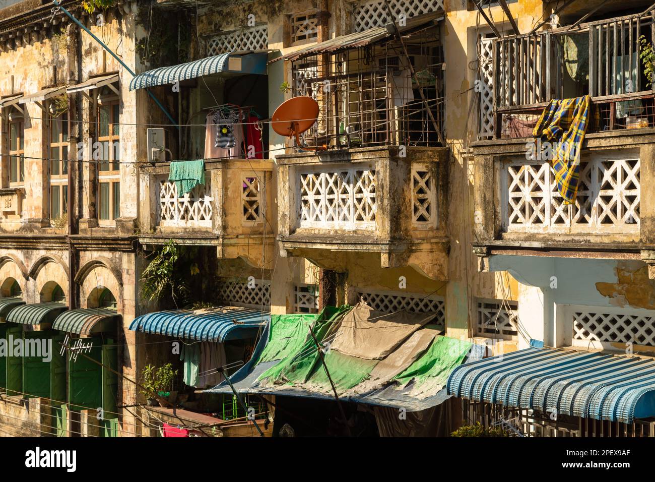 Yangon, Myanmar - 19 décembre 2019 : façade d'un ancien bâtiment résidentiel en ruine à Yangon, Birmanie, Myanmar Banque D'Images