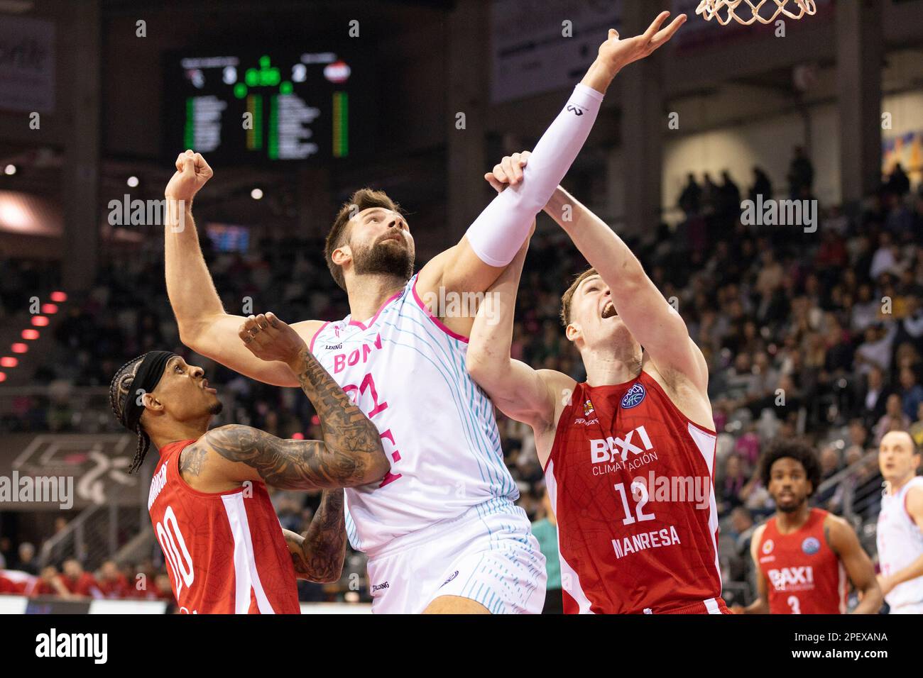 Bonn, Allemagne. 14th mars 2023. Leon KRATZER (BON, au milieu) sur le ballon, en action, duels contre Devin ROBINSON (HOMME, à gauche) et Marcis STEINBERGS (HOMME, à droite). Score final 85:75, paniers de la Ligue des Champions de basket-ball/Telekom Bonn-BAXI Manresa/BONN vs MANN/Round of 16 - Groupe J/5th, dans le TELEKOMMOME, on 14 mars 2023 ? Credit: dpa/Alay Live News Banque D'Images