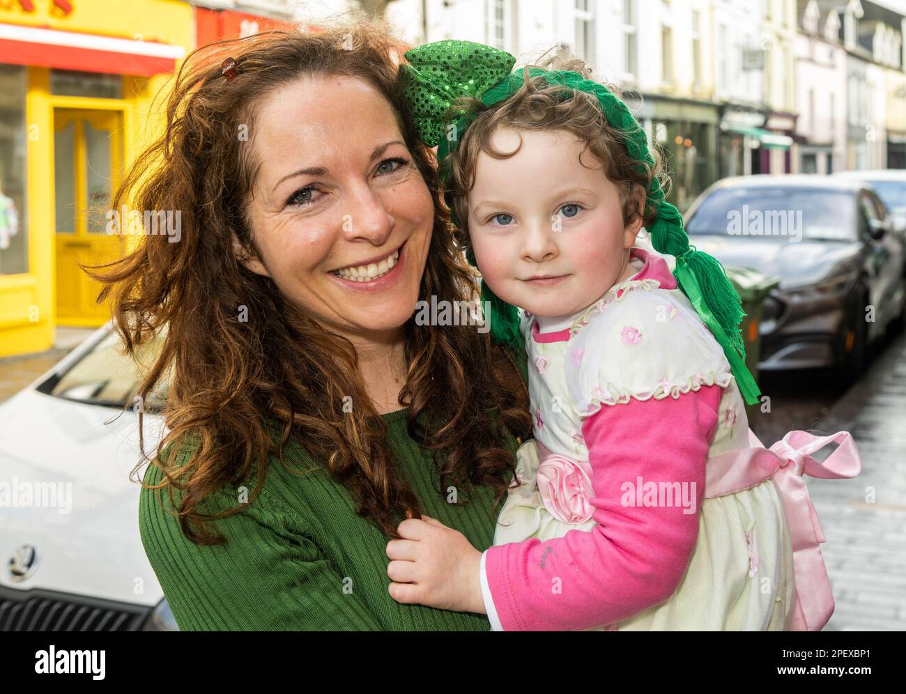 Clonakilty, West Cork, Irlande. 16th mars 2023. Les préparatifs sont bien en cours pour St. Patrick's Day dans la ville de Clonakilty à l'ouest de Cork. Cara Deane, âgée de trois ans, a été habillée pour faire du shopping avec sa mère, Christine Deady, toutes deux de Clonakilty. Crédit : AG News/Alay Live News Banque D'Images