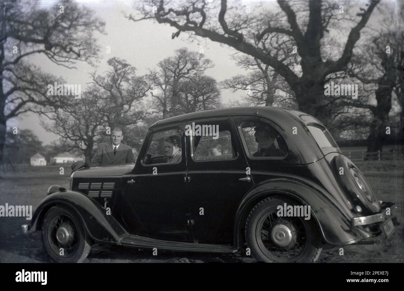 1955, historial, une famille à bord d'une journée d'excursion en voiture, visite du Windsor Great Park, Berkshire, Angleterre, dans leur voiture de l'époque, une Ford parfaite ou peut-être Anglia. En Grande-Bretagne d'après-guerre, la propriété de la voiture était un luxe et un voyage à la campagne ou sur la côte était un événement spécial pour une famille. Banque D'Images
