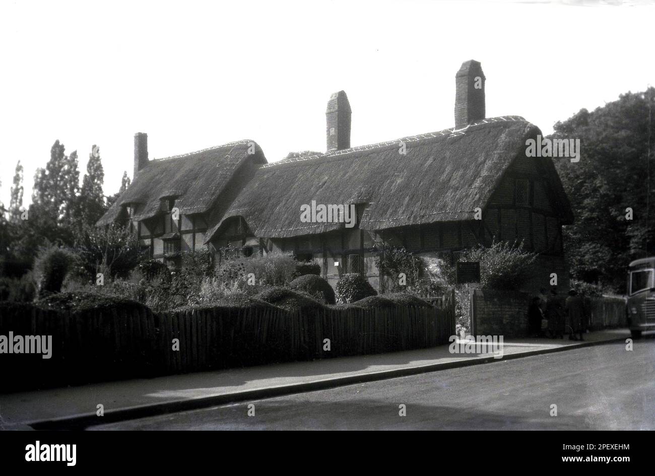 1955, historique, vue de cette époque du cottage d'Anne Hathway à Shottery, près de Stratford upon Avon, Warwickshire, Angleterre, Royaume-Uni. La ferme au toit de chaume était la maison d'enfance de l'épouse du célèbre dramaturge anglais William Shakespeare. Banque D'Images