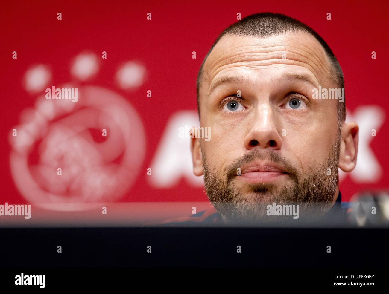 AMSTERDAM - John Heitinga, entraîneur d'Ajax, attend le Classic contre Feyenoord dans une conférence de presse. ANP KOEN VAN WEEL pays-bas hors - belgique hors Banque D'Images