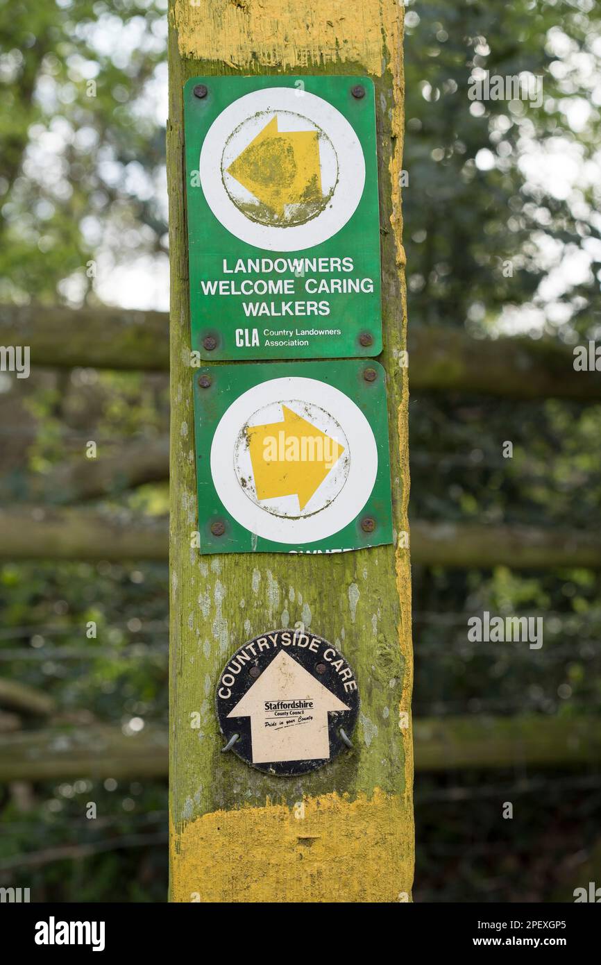 Les propriétaires fonciers accueillent le panneau de randonneurs attentionnés dans la campagne du Royaume-Uni. Banque D'Images
