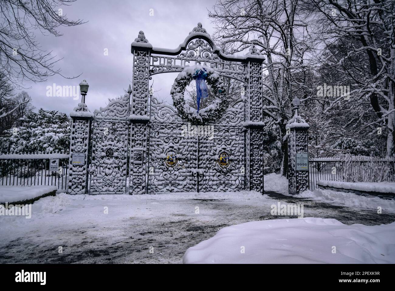 Les portes en fer forgé du lieu historique national du Canada des jardins publics de Halifax sont érigées en l'honneur du bataillon provisoire de Halifax Banque D'Images