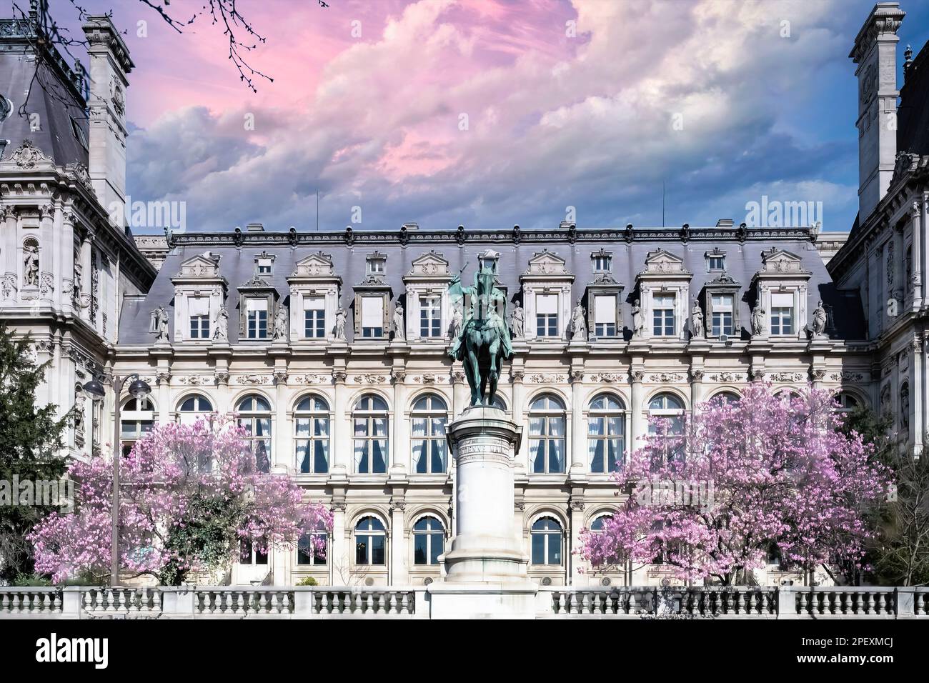 Paris, l'hôtel de ville, avec des cerisiers en fleurs Banque D'Images