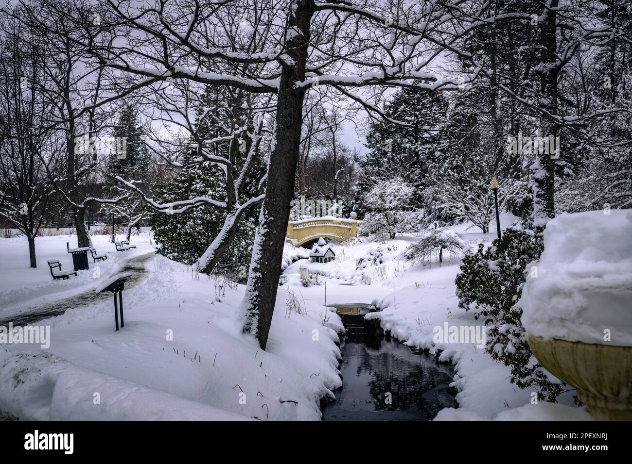 Le pont public Gardens North au-dessus du ruisseau Freshwater, dans le lieu historique national du Canada des jardins publics de Halifax Banque D'Images