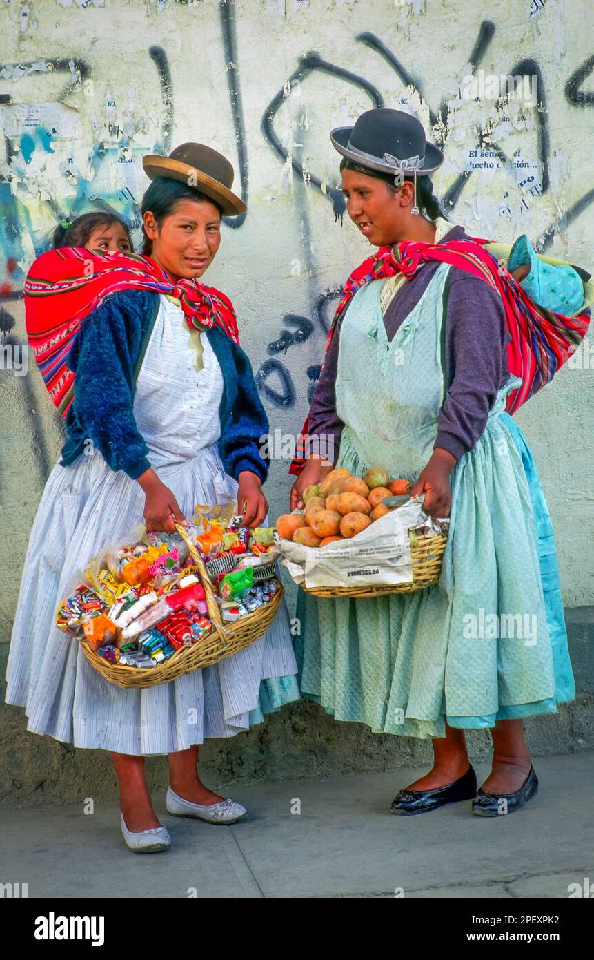 Bolivie, la Paz. Aymara femmes vendant des pommes de terre et des bonbons. Banque D'Images