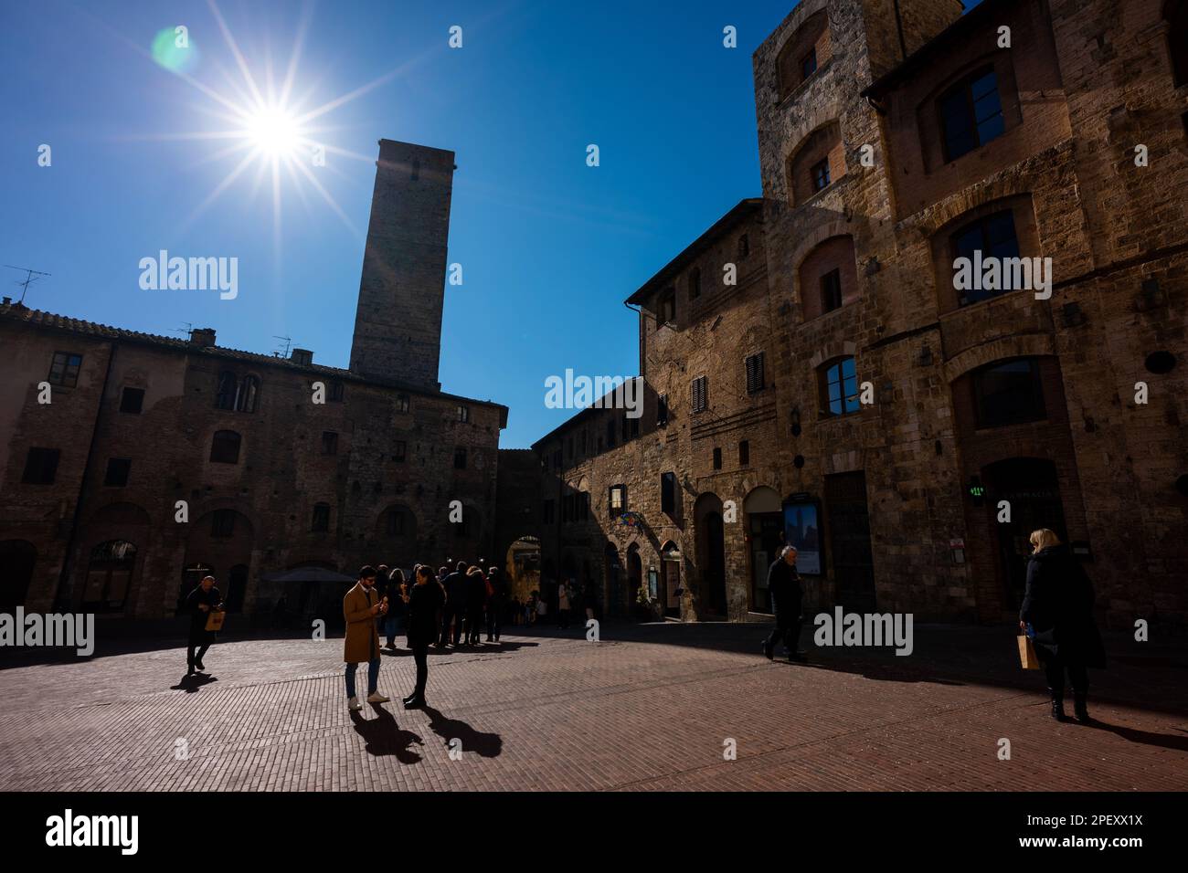 La ville médiévale fortifiée de San Gimignano, une destination populaire pour les touristes en Toscane, Italie. Un site classé au patrimoine mondial de l'UNESCO. Banque D'Images