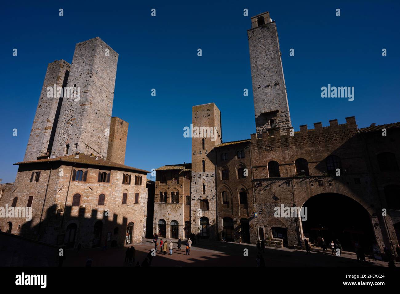 La ville médiévale fortifiée de San Gimignano, une destination populaire pour les touristes en Toscane, Italie. Un site classé au patrimoine mondial de l'UNESCO. Banque D'Images