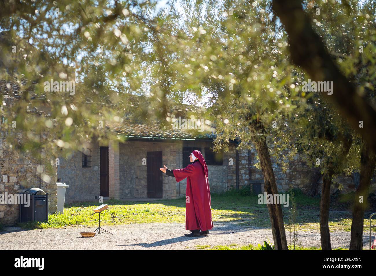 Un acteur habillé comme Dante Aligheri raconte la Divine Comédie à San Gimignano en Toscane, Italie Banque D'Images