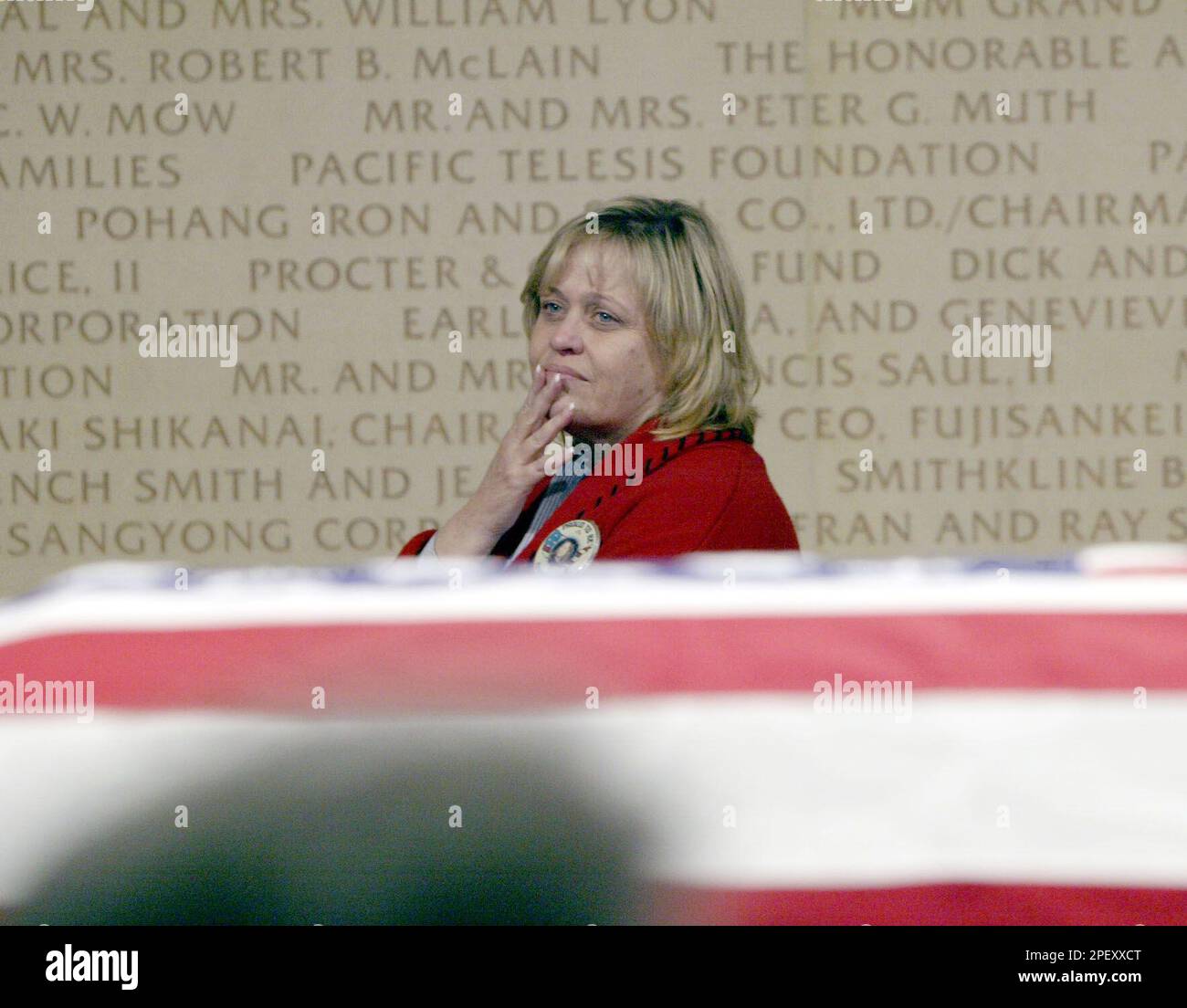 A women pauses as she passes the casket of former President Ronald Reagan lying in repose at the Ronald Reagan Presidential Library and Museum in Simi Valley, Calif., Tuesday June 8, 2004. Reagan died June 5 at the age of 93 after a lengthy illness.(AP Photos/Nick Ut) Banque D'Images