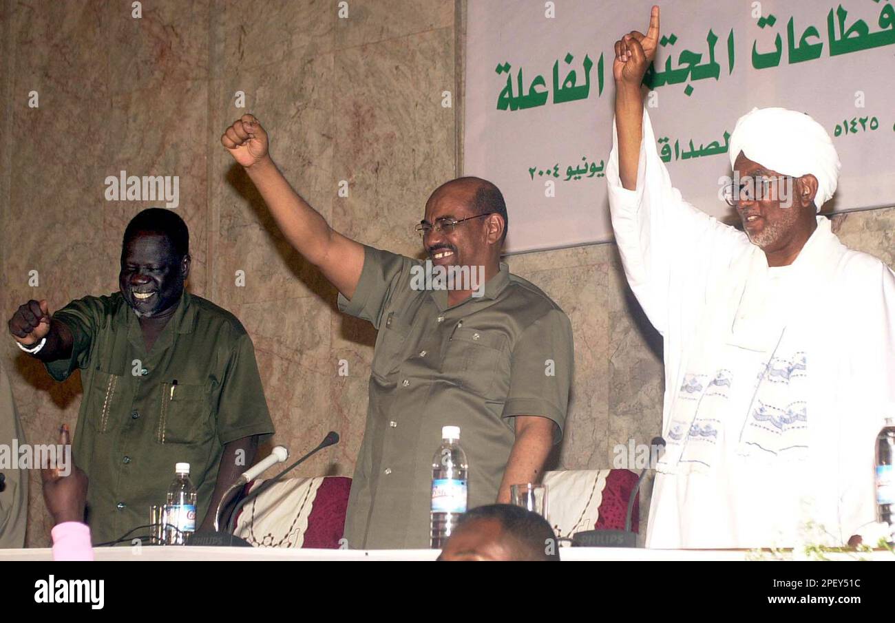 Sudanese President Omer El-Bashir, center, flanked by the Secretary of the ruling National Congress party, Ibrahim Ahmed Omer, right, and the chairman of the Southern Coordinating Council Dr Rieck Gaye are seen in Khartoum Tuesday, June 1, 2004, during a campaign to explain the nature of the peace agreements his government signed with the southern rebels last week. (AP Photo/Abd Raouf) Banque D'Images