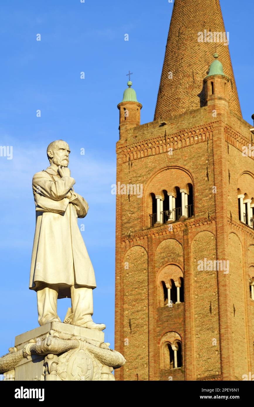 Statue d'Aurelio Saffi qui était un patriote italien, homme politique et universitaire du Risorgimento italien. En arrière-plan le clocher de l'Abbe Banque D'Images